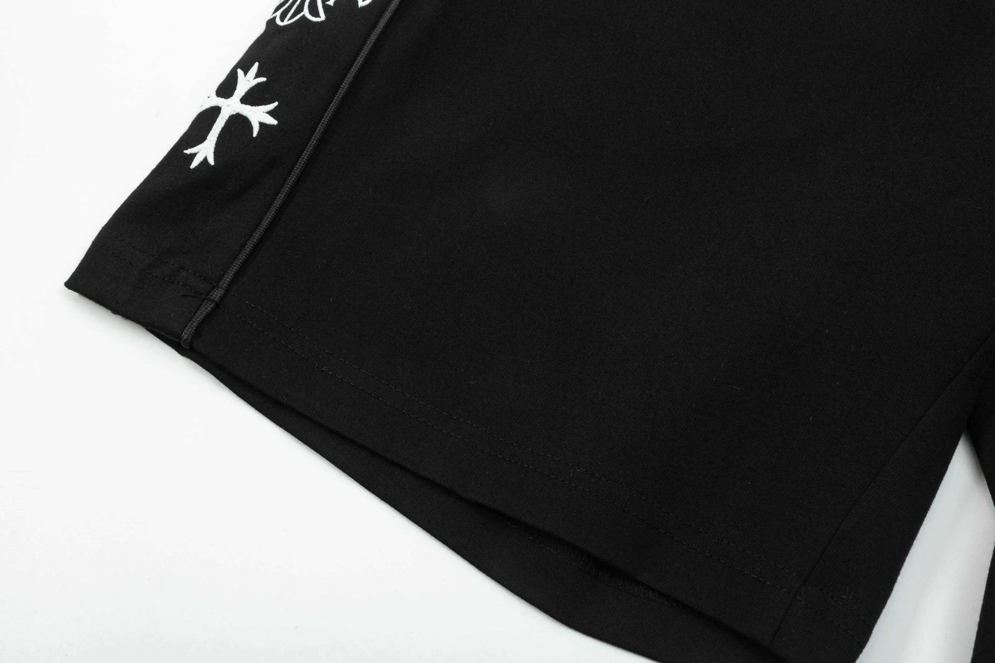🅿️190 2025 Croxin new knitted shorts, customized fabric, knitted with knitted logo printed on it. The version is tight and three-dimensional, with straight stripe splicing. The customized trouser cord hardware has strong texture and smoothness. The upper body is comfortable and breathable. It has a concave and convex three-dimensional feel. It is fashionable and casual. Color: Black - White Size: M-4XL